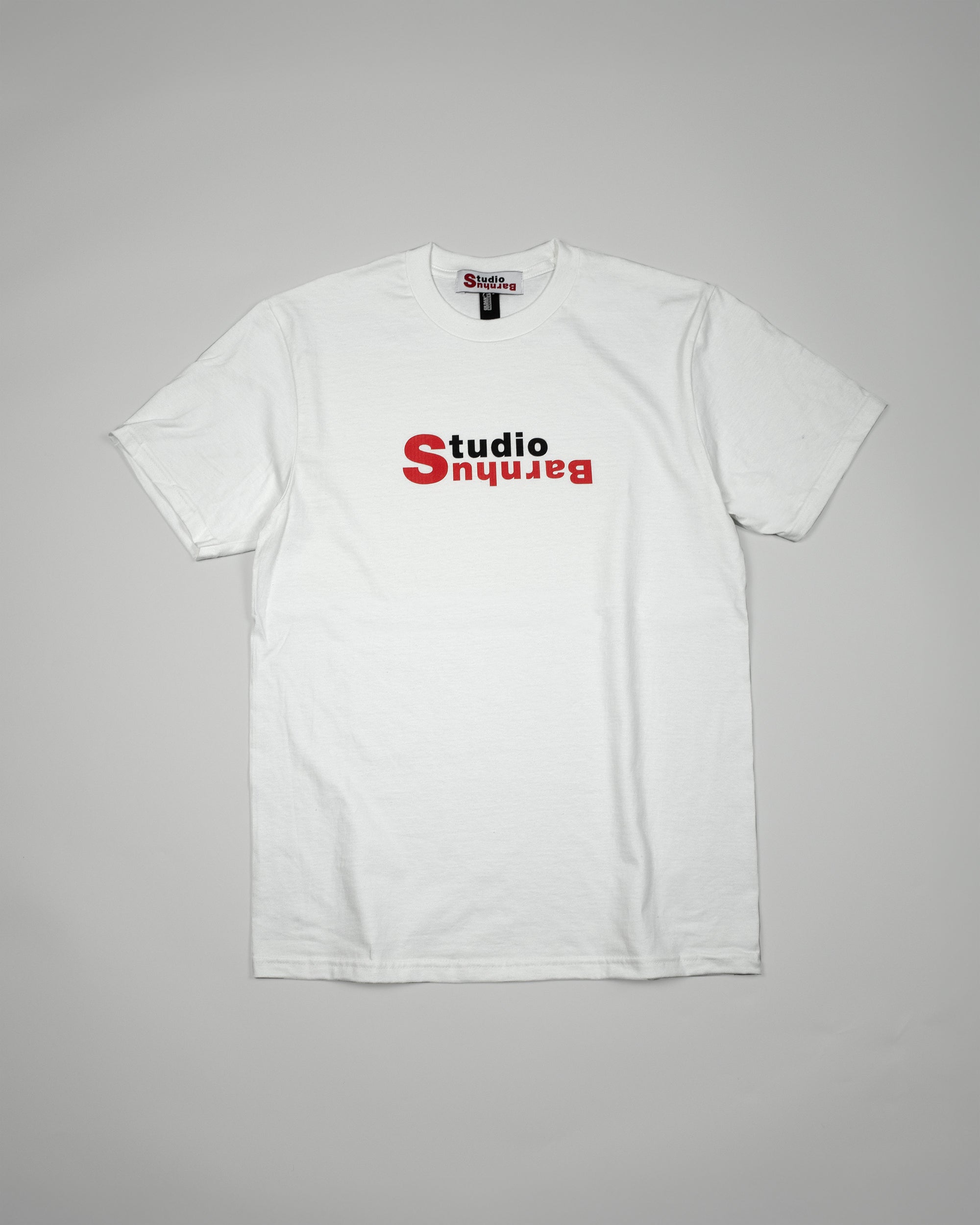 STUDIO BARNHUS NEUE LOGO T-SHIRT VIT